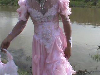 Vestido rosa en un lago ...