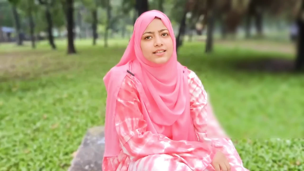 A girl sits alone in the park, then she meets him and friendship then love.