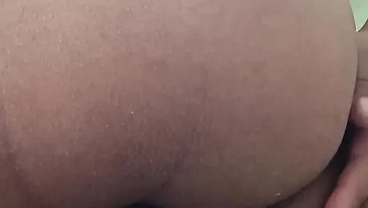 Brünette masturbiert zu hause