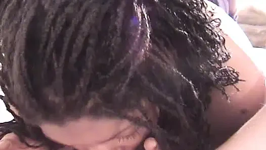 Пухлая чернокожая шлюшка показывает свои сосающие навыки