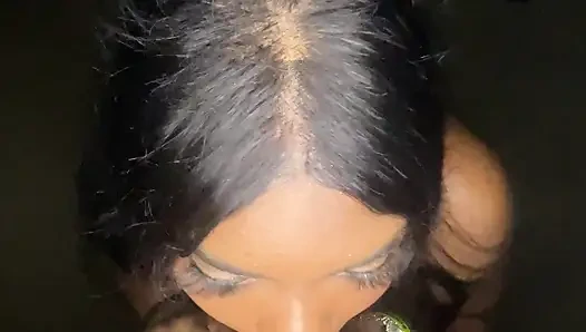 Adik tiriku menggodaku dan nyepong kontolku di pantai