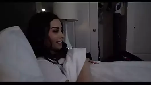 Une sœur sexy partage un lit avec son demi-frère