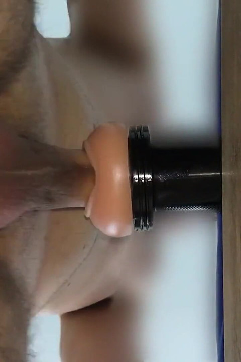 Nahaufnahme fleshlight-fick von unten mit ruiniertem creampie