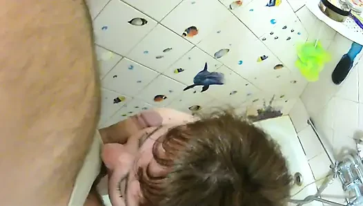 Поливаю мой цветочек