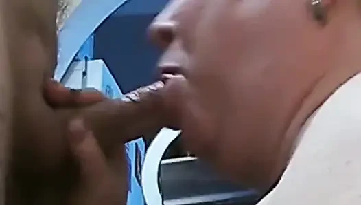 Crot sperma tepat di mulut setelah nyepong kontol