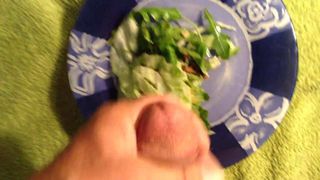 Éjacule sur sa salade