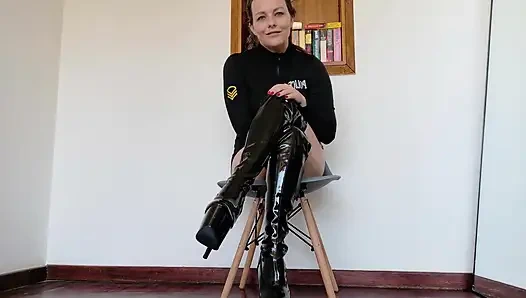 Schikaniert dich in stiefeln