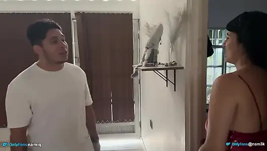 Dia memberiku penginapan dan aku bangun di tengah malam untuk menidurinya.