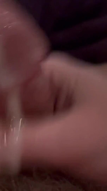 Detik penting dari "Handjob amatur hingga orgasme letupan"