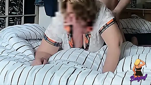 Analpenetration der 60-jährigen Frau. Sie lutscht weiter Schwanz
