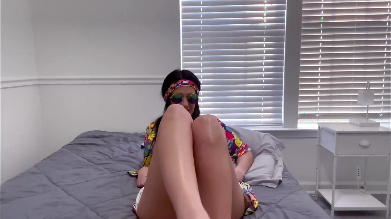 Devyn's Groovy '60s Foot Worship 4K POV Sole Devotion väntar!