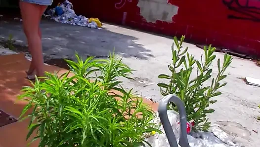 İki azgın genç kız ve sert bir yarak için açık havada üçlü seks