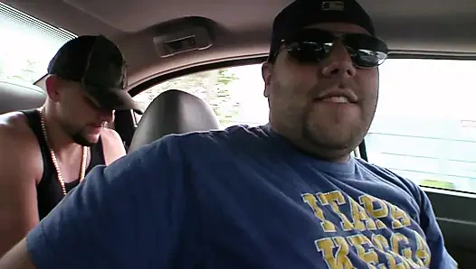 Küçük memeli sarışın genç kız yarağa biniyor ve yüzüne boşalma