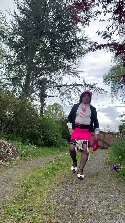 En tenue avec une jupe courte fluo pour la soirée