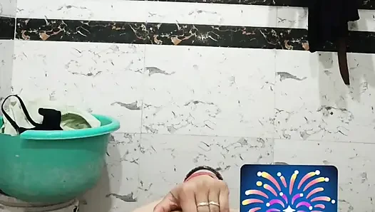 Прия Бхабхи показывает хорошее тело