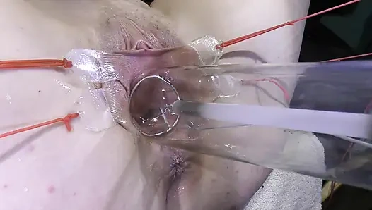 Далеко распространённая киска крупным планом, трахается с лампой на 1000 ватт