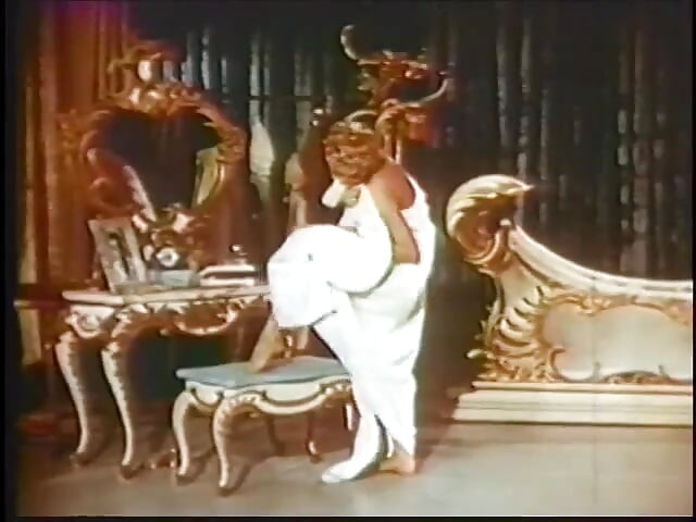 Nézz meg néhány dögös retro lányt, akik táncolnak és leveszik a ruháikat