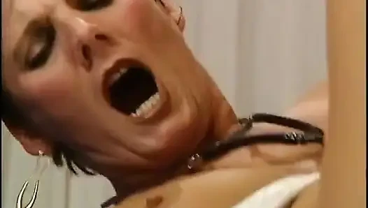 Orta yaşlı seksi kadın tatlı götüne büyük bir yarak almayı seviyor!!
