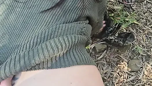 Tante girang amatir ngentot dan nyepong di hutan di sebelah jalan untuk dilihat semua