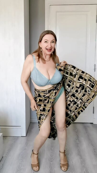 Enorme verrassing onder sexy mint lingerie. Oma heeft plezier.