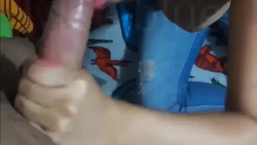 Ich habe meinen nachbarn davon überzeugt, mir einen blowjob zu geben