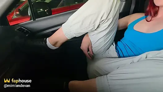 Amerikalı evli kadın otoparkta mastürbasyon yapıyor