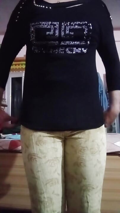 印度同性恋变装者Gaurisissy穿着牛仔裤T恤压并玩弄她的大胸部