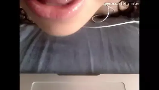 Сексуальная двадцатилетняя с отличными сиськами мастурбирует перед камерой (звук)