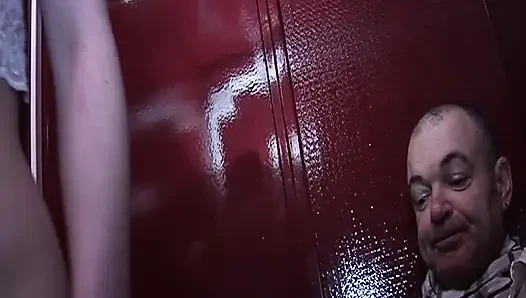 Французская крошка поедает сперму в секс-магазине