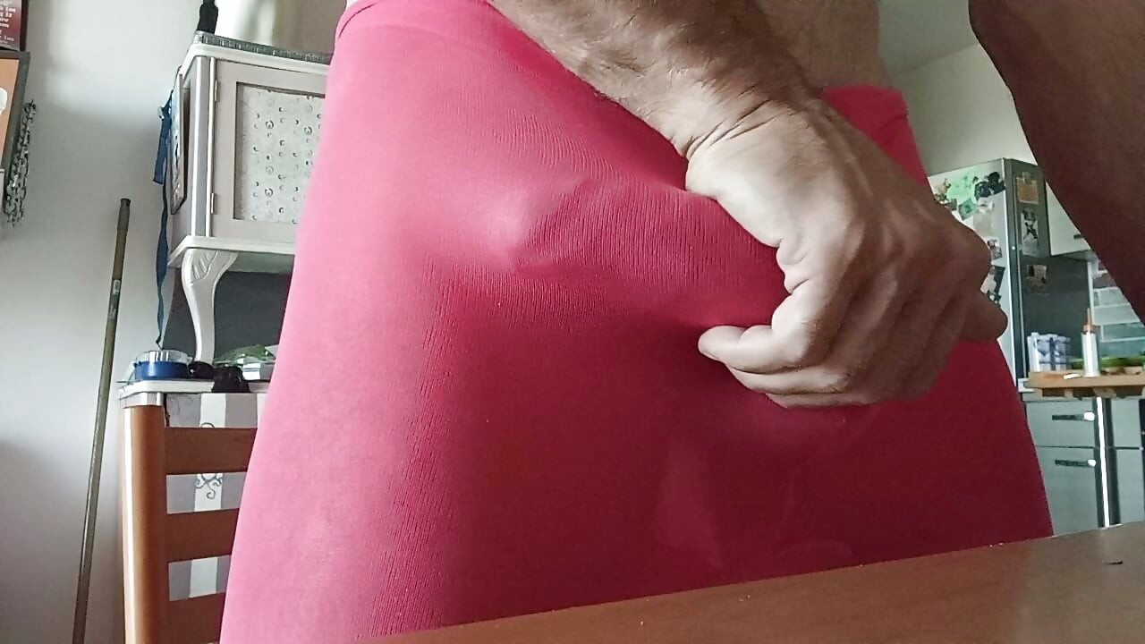 Pembe çoraplar içinde uzun ve gergin
