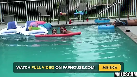 Real Slut Party - si seksi sunni mayweather & bridgete mengubah pesta kolam renang menjadi 4some hardcore liar