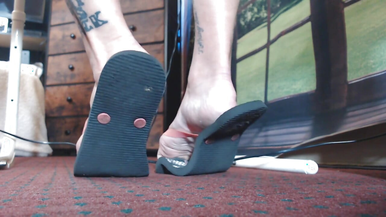 Sehr getragene schwarze flipflops