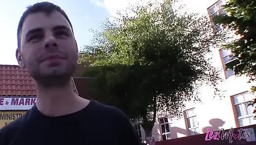 Memek sempit cewek semok ini dicukur sama kontol panjang