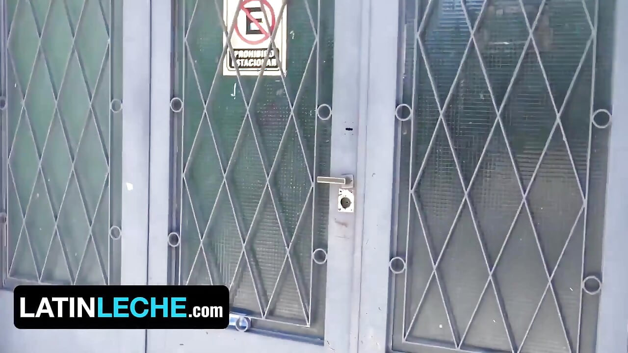 Latin Leche - femeie latino heterosexuală suge pula necircumcisă a unui străin și o ia fără prezervativ din spate