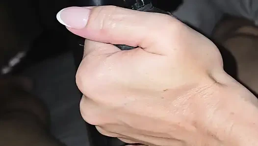 Kontol yang dipompa meregangkan memek sensitif milfku dari dekat