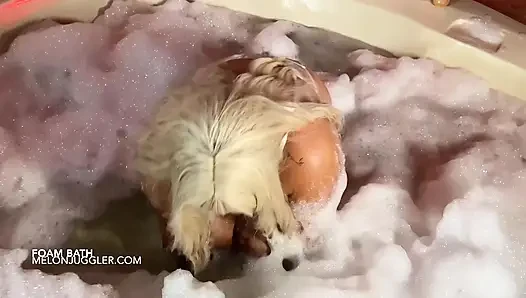 Angel lagi asik mandi pakai busa