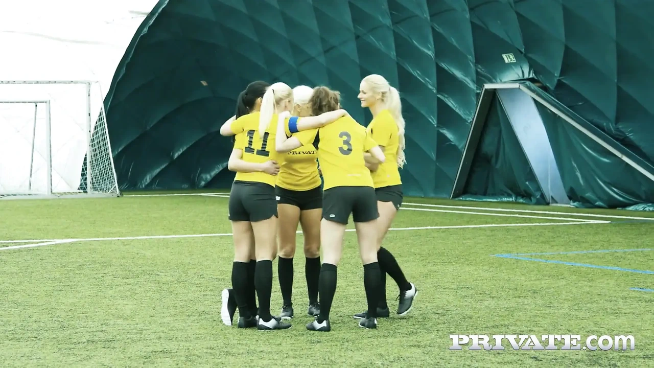 Ana Rose和Cayla Lions在这个群交派对中带着两个男人开始工作