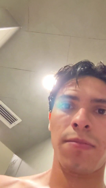 Snažan trenutak iz "GYM SHOWERS"