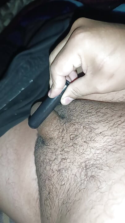 Мені трохи весело грати зі своєю секс-іграшкою.