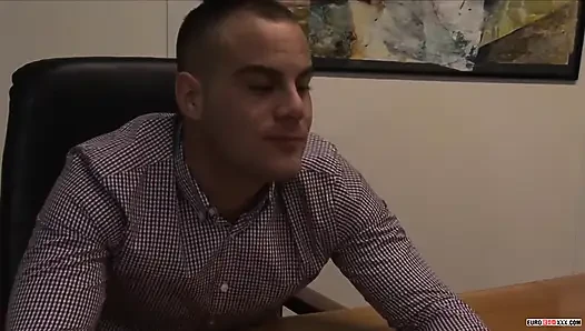 Geschäftsklädchen charlie &luke ficken in einem büro