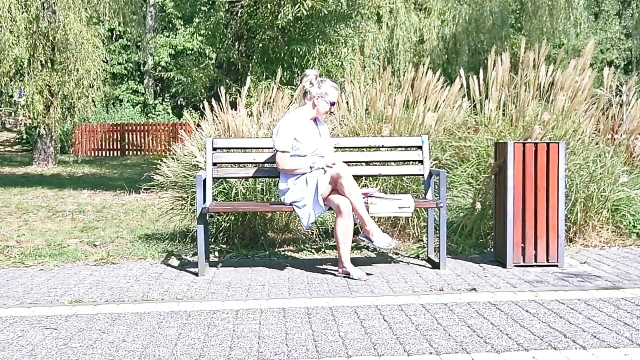 להירגע על הספסל (אוננות דיסקרטית)