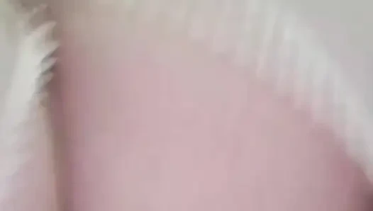 Seorang gadis besar, menyodok sampai tas hampir jatuh ke dalamnya.