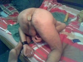Vriend stopt dildo in zijn kontgaatje