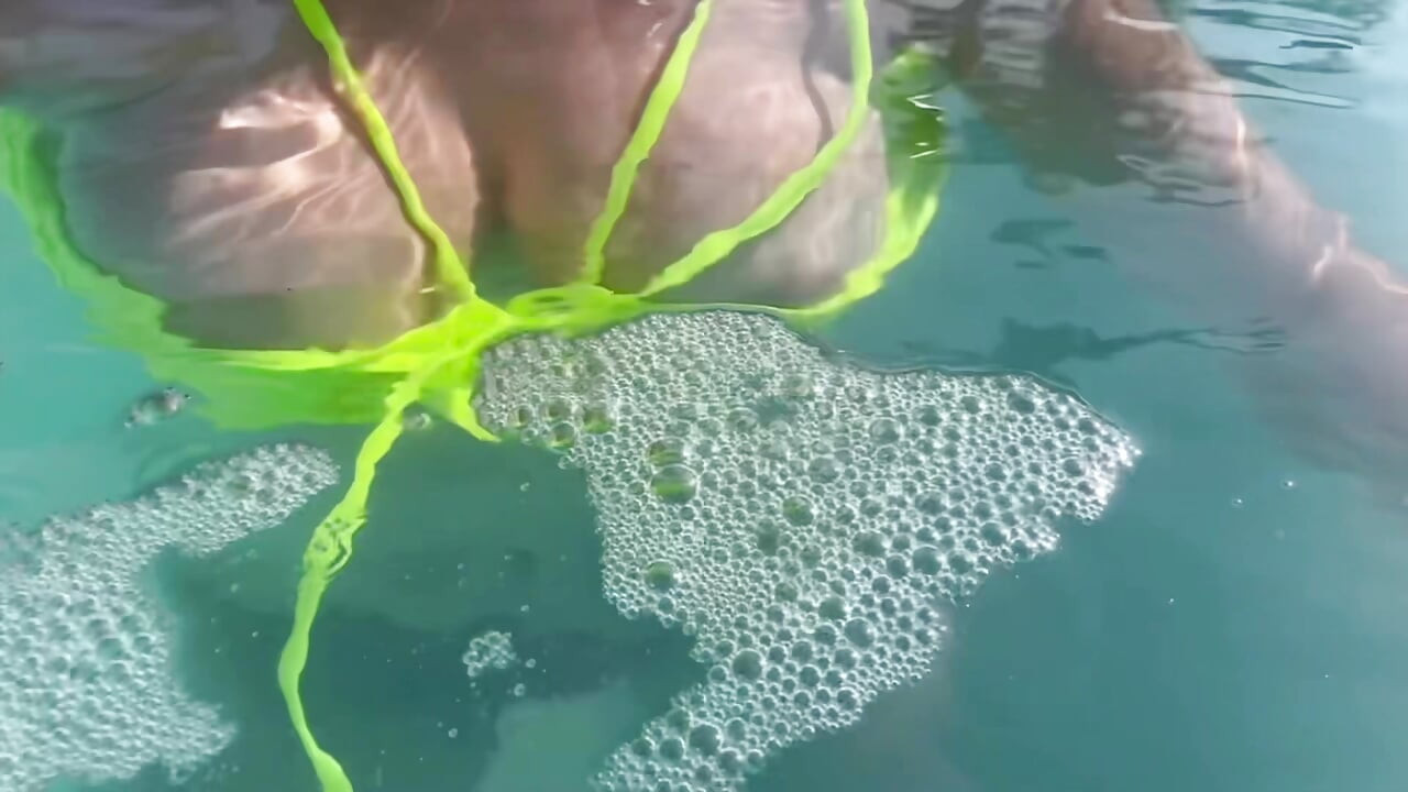 Artemisia Love toont haar sappige grote tieten onder water voor jou die een sexy bikini draagt