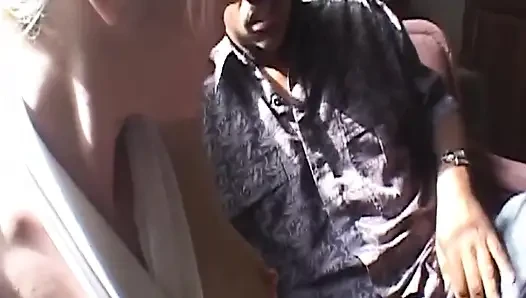 Sarışın hatun zonklayan yarağı gırtlağına kadar alıyor ve ıslak salya akıtıyor