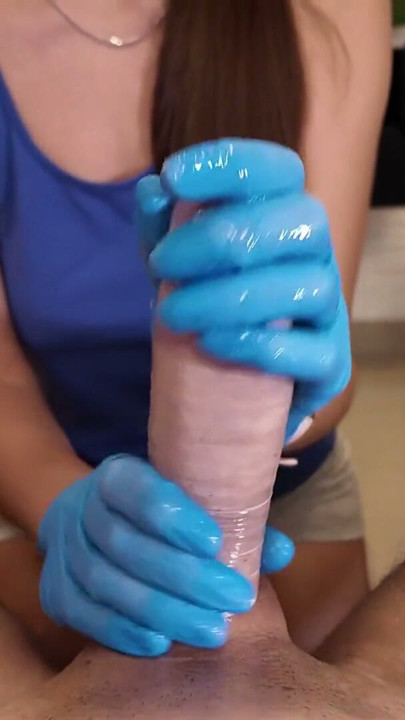 Madrasta ensina enteado a usar camisinha | Clipe 1