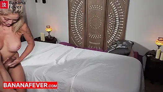 Buff kalın yaraklı Asyalı masör yağ masajından sonra sarışın Filipinli karısını baştan çıkarıyor"