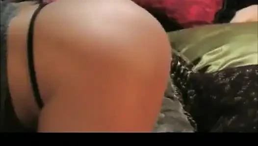 Sarışın bomba mesai sonrası sikiliyor ve üstüne bir yarağa biniyor
