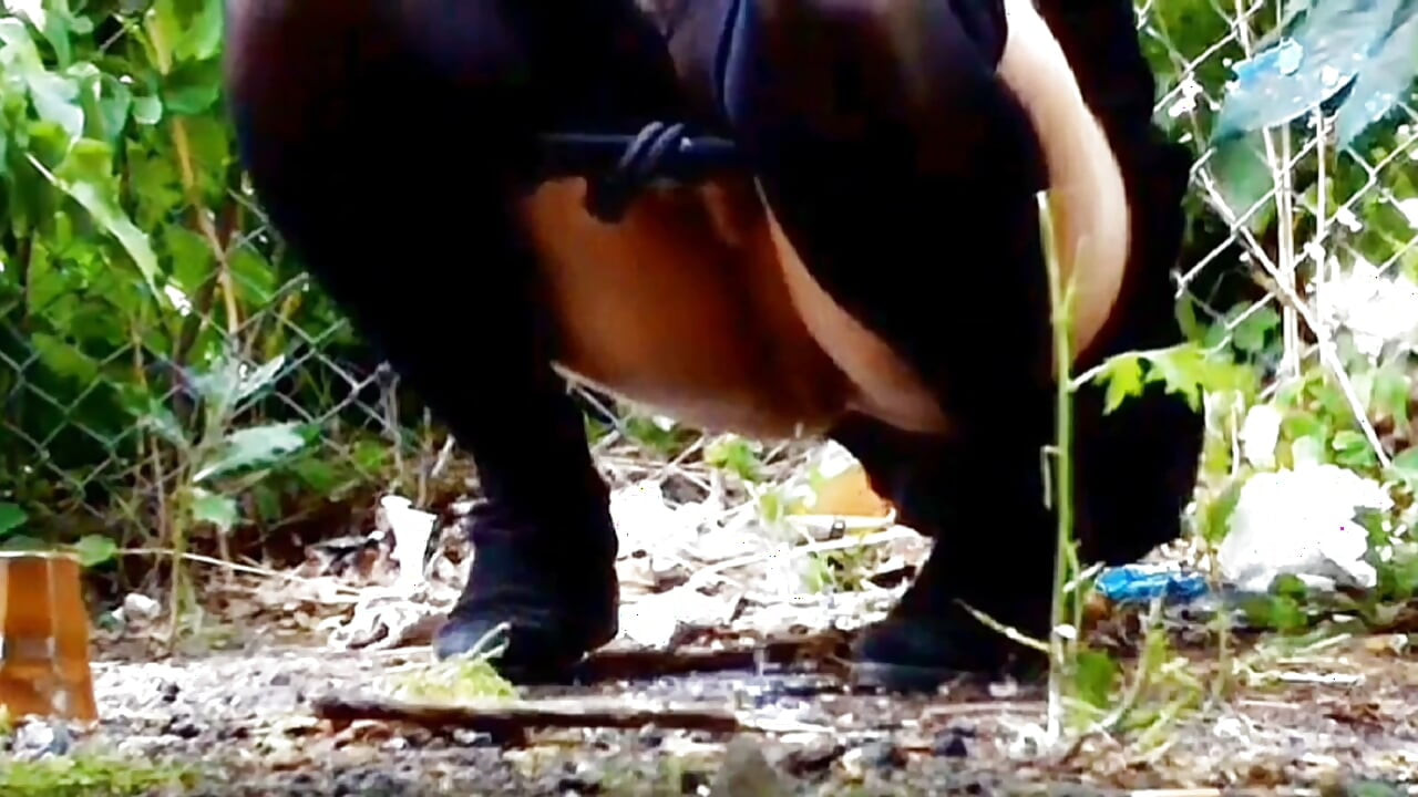 The Longest Outdoor Pee with a Completely Full Bladder