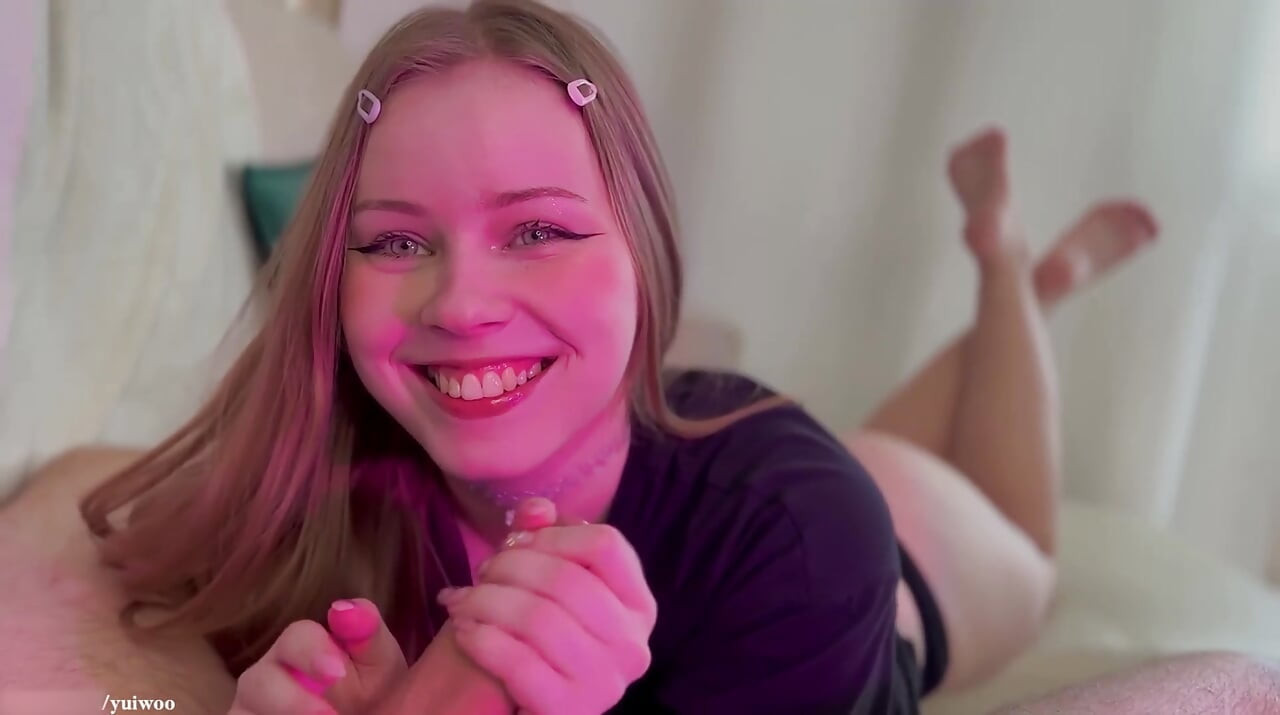 귀여운 학생의 얼굴에 정액